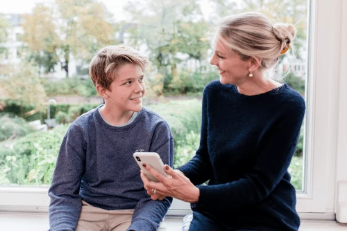 Mutter und Sohn am Smartphone